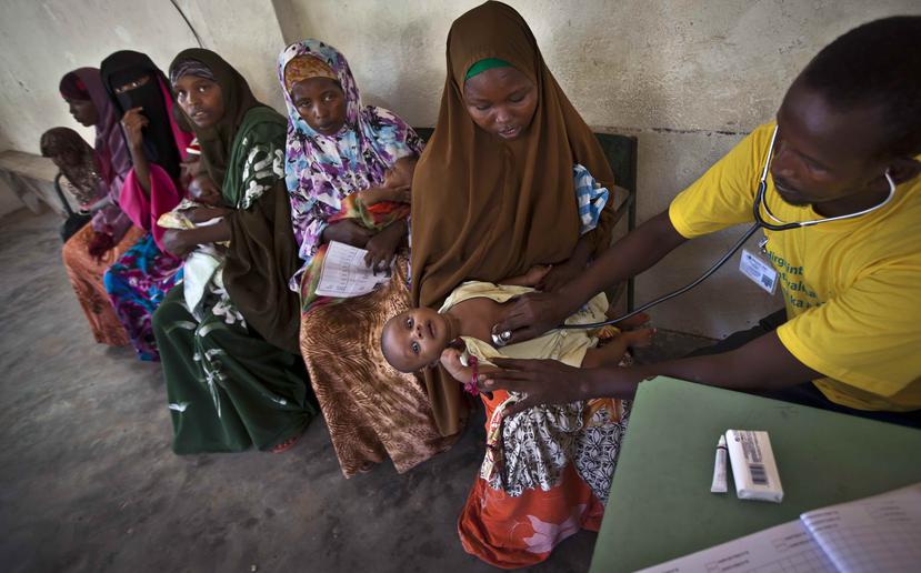 Madres somalíes esperan que un médico examine a sus bebés antes de ser vacunados. El país es uno de los más vulnerables ante el ébola.
