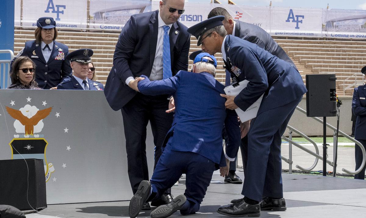 President Biden collapses during Air Force Academy graduation in Colorado

 Buzz News
