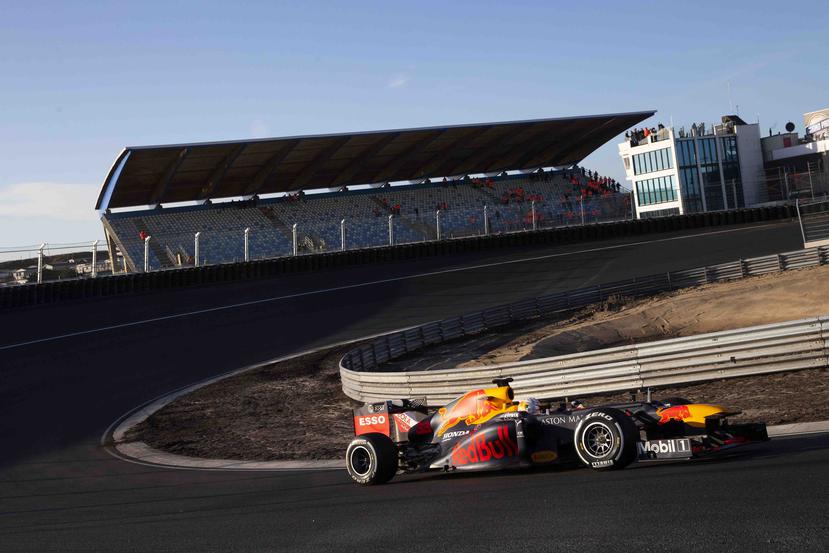 En imagen de archivo del miércoles 4 de marzo de 2020, el piloto holandés Max Verstappen conduce su auto durante una sesión de pruebas en el renovado circuito de la F1 en Zandvoort, al oeste de Holanda. (AP Foto/Peter Dejong, archivo)