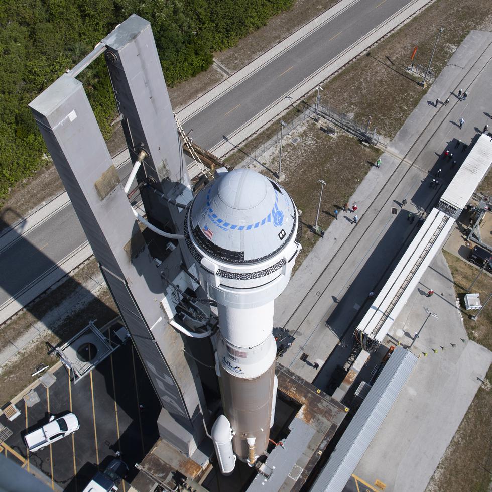 El cohete y nave abandonaron un hangar para comenzar su lento traslado encima de una gran plataforma rodante al complejo de lanzamiento de la Estación de la Fuerza Espacial de Cabo Cañaveral, en Florida.