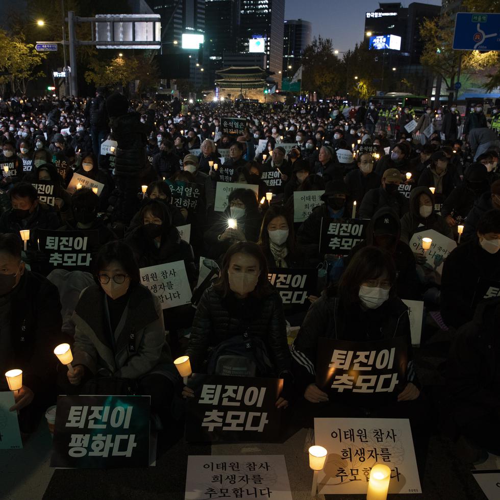 Miles de personas rinden homenaje a las víctimas de la estampida de Seúl.