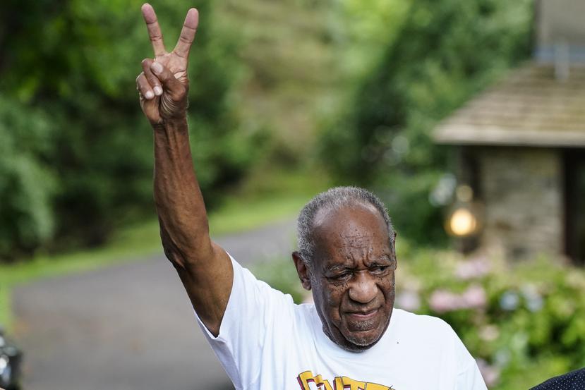 Bill Cosby afuera de su casa en Elkins Park, Pensilvania, tras haber sido liberado de prisión.