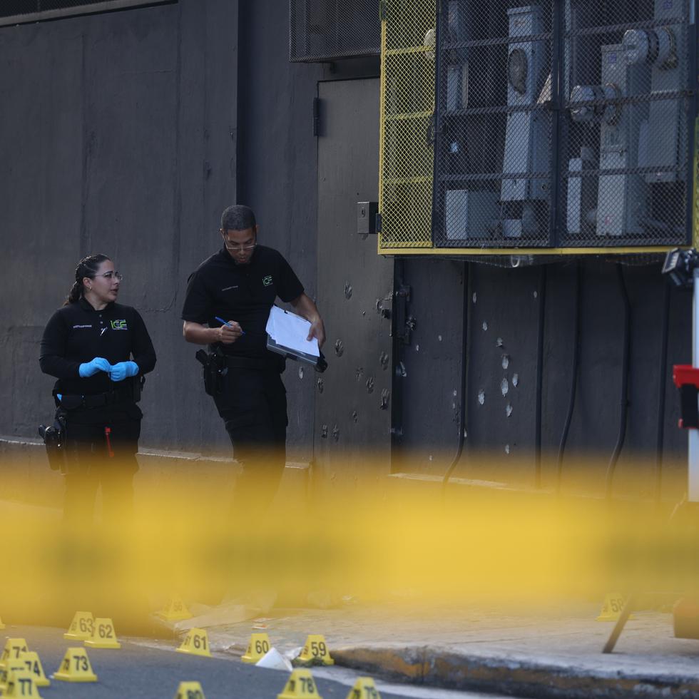 El crimen fue reportado a las 2:43 a.m. En esa imagen, se observan unos disparos contra una pared del lugar.