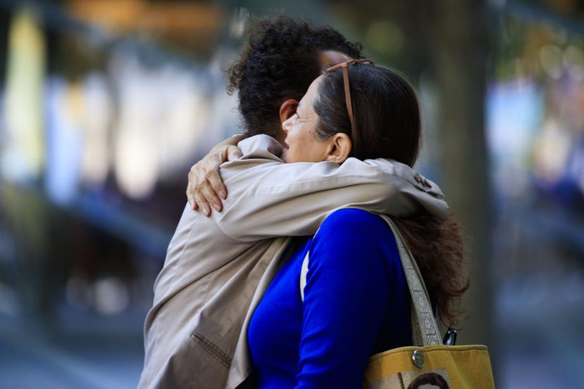 Melissa Mark Viverito, boricua quien fue presidenta de la Asamblea Municipal de Nueva York, abraza a una persona frente al Memorial del 11 de septiembre.