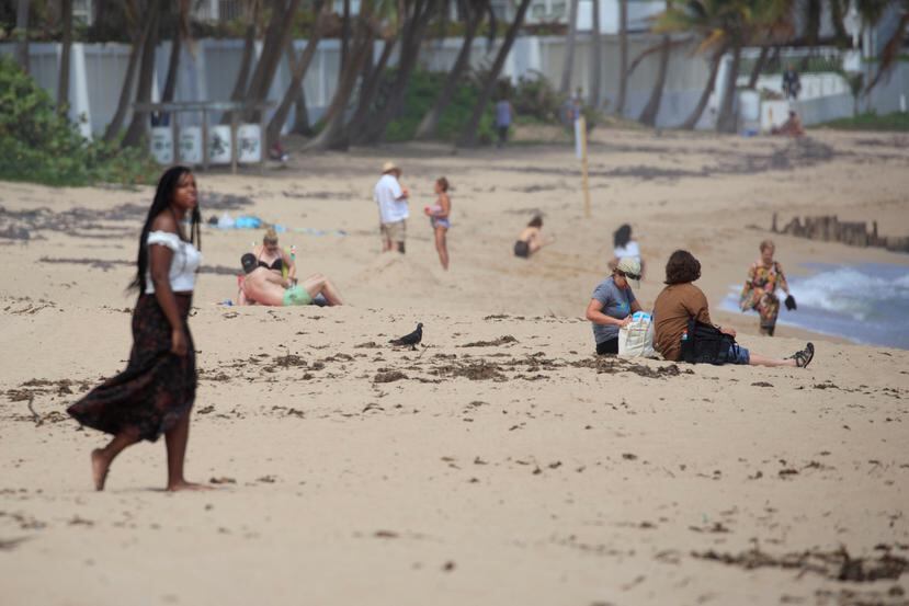Algunas personas y turistas visitaron en horas de la mañana la playa de Ocean Park, pese a la exhortación de las autoridades de mantenerse en sus hospederías o en sus respectivas casas.