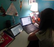 Una estudiante toma clases en línea desde su casa. (EFE)