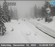 Esta imagen tomada de una cámara de supervisión de tráfico del Departamento de Transporte de California (Caltrans) muestra las condiciones nevadas en una carretera conocida como California SR-89 Snowman.