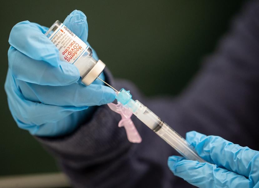 Una enfermera prepara dosis de una vacuna COVID-19 fabricada por Moderna.