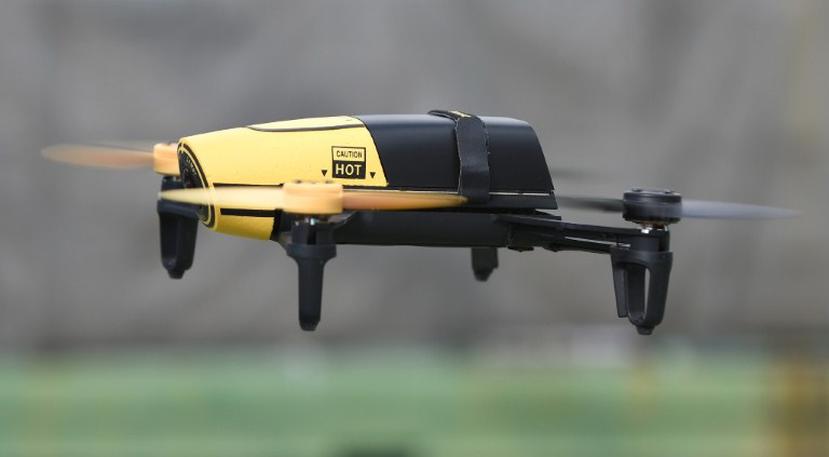 Los drones son pequeños vehículos de hélices sin tripulación que vuelan a control remoto.
