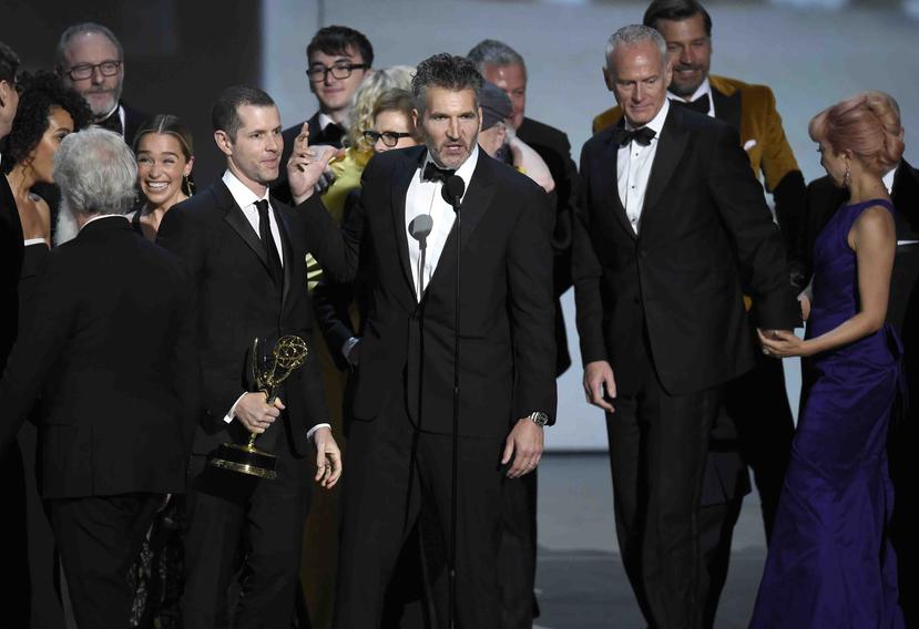 David Benioff y el elenco y equipo de "Game of Thrones" reciben el Emmy a la mejor serie de drama en el Teatro Microsoft en Los Ángeles. (AP)