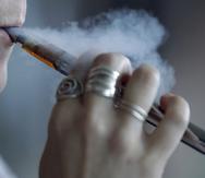 La semana pasada identificaron un componente químico de los cigarrillos que parece ser el responsable de las enfermedades producto del vapeo. (AP)