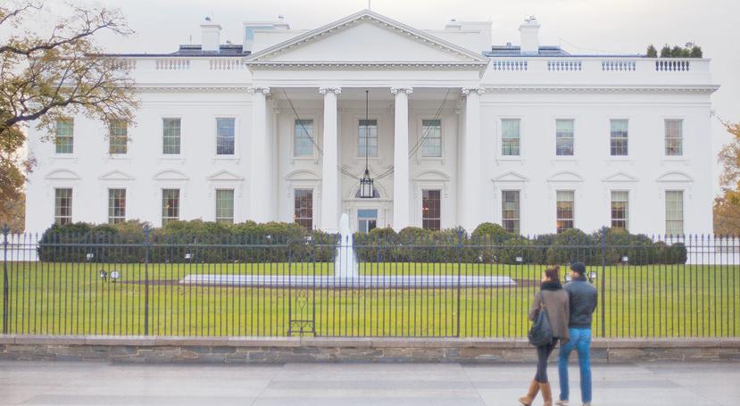 El presidente Barack Obama y su esposa e hijas pasan el día feriado en la Casa Blanca. (AP)
