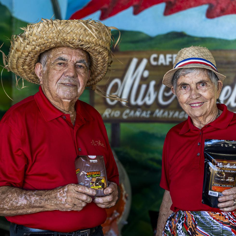 Don José Luis Rodríguez Vélez y su esposa, Jovita Rodríguez Olivencia, reciben a sus visitantes con una tacita de café recién colado.