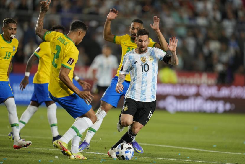 Lionel Messi escapa con el balón de la defensa de Brasil durante el partido del martes.