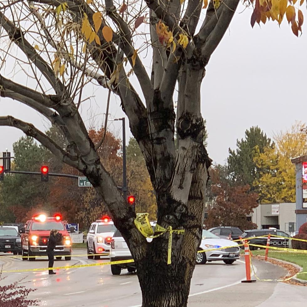 Policías acordonan una calle fuera de un centro comercial después de un tiroteo, el lunes 25 de octubre de 2021, en Boise, Idaho.
