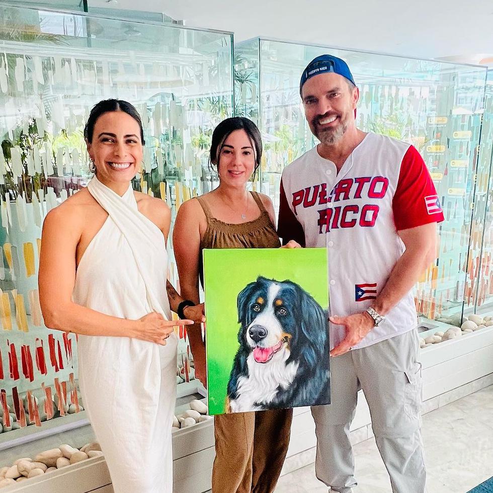 El actor Julián Gil recibe pintura de su perro de parte de Fine art pet portrait artist.