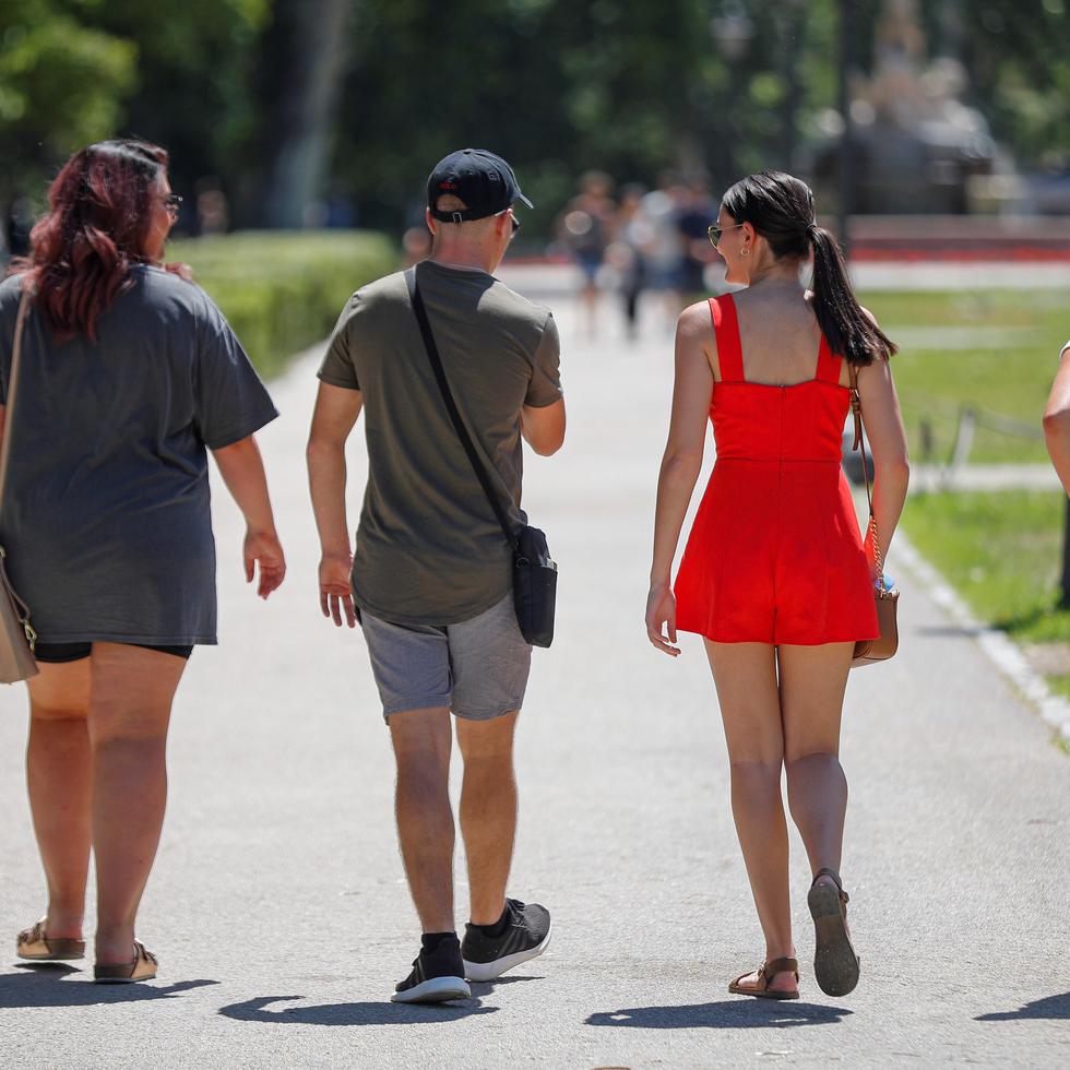 Varios jóvenes pasean por un parque de Madrid en una imagen de archivo. EFE/Emilio Naranjo
