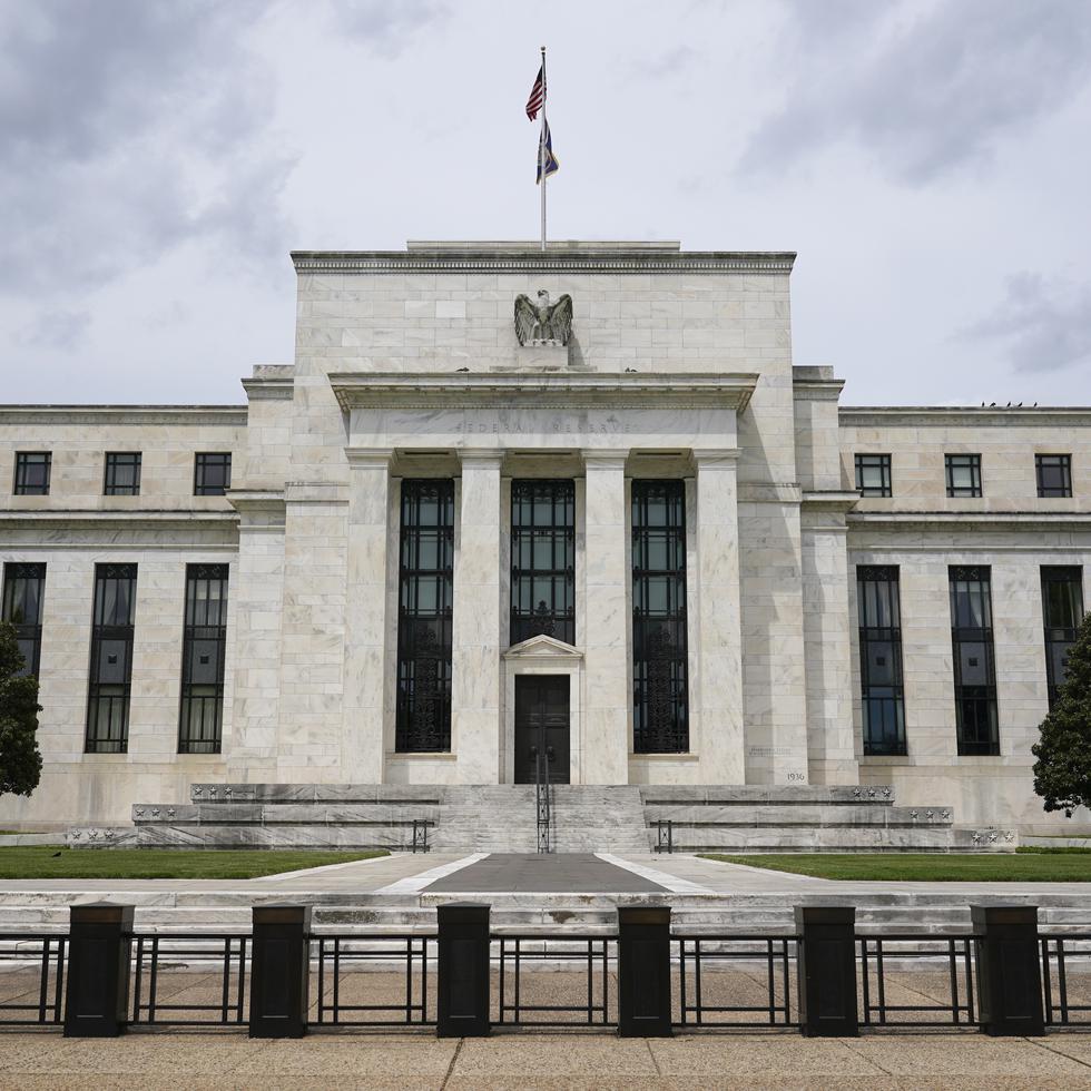 En su última reunión de 2023, el FOMC de la Fed proyectó el comienzo de recortes en los tipos a mediados de este año.