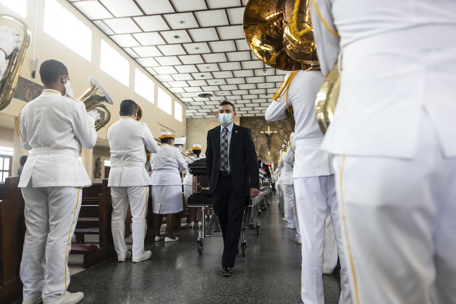 The burial began at 11:00 a.m. with a mass in the Church of Santa Teresita in Santurce.