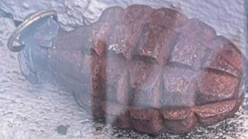 El artefacto explosivo —catalogado como una granada de fragmentación tipo militar— fue encontrado por un empleado del establecimiento a eso de las seis de la tarde cerca a los tanques de gas.