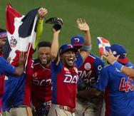 Los dominicanos celebran el campeonato de la Serie del Caribe en el terreno de juego.