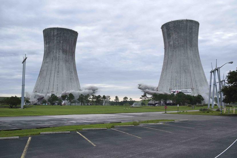 Dos torres de enfriamiento son derrumbadas en segundos como parte de un esfuerzo para desmantelar una planta de energía, en Jacksonville, Florida (AP)