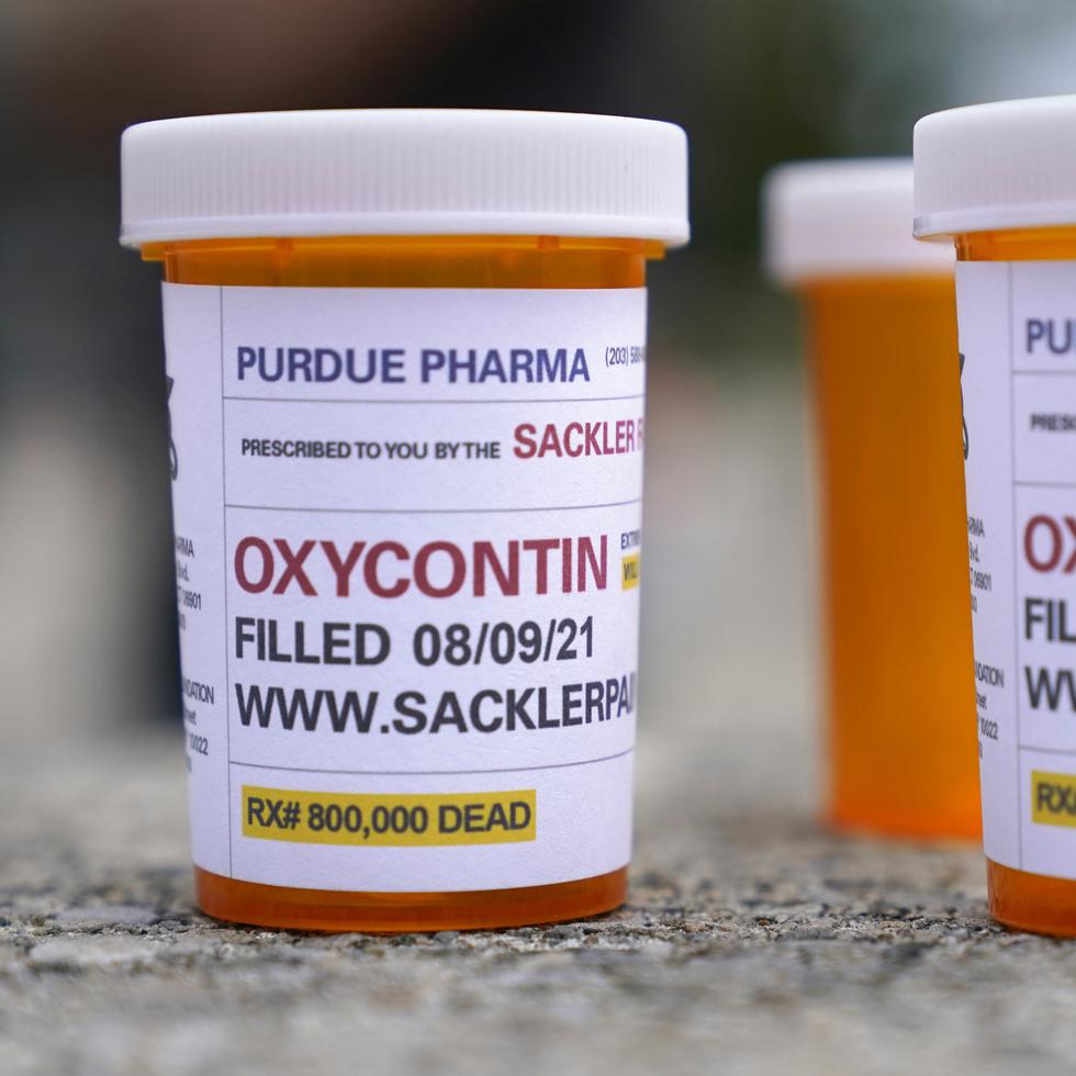 Frascos falsos de píldoras con mensajes sobre la compañía Purdue Pharma, fabricante de  OxyContin, en una protesta en  White Plains, Nueva York.