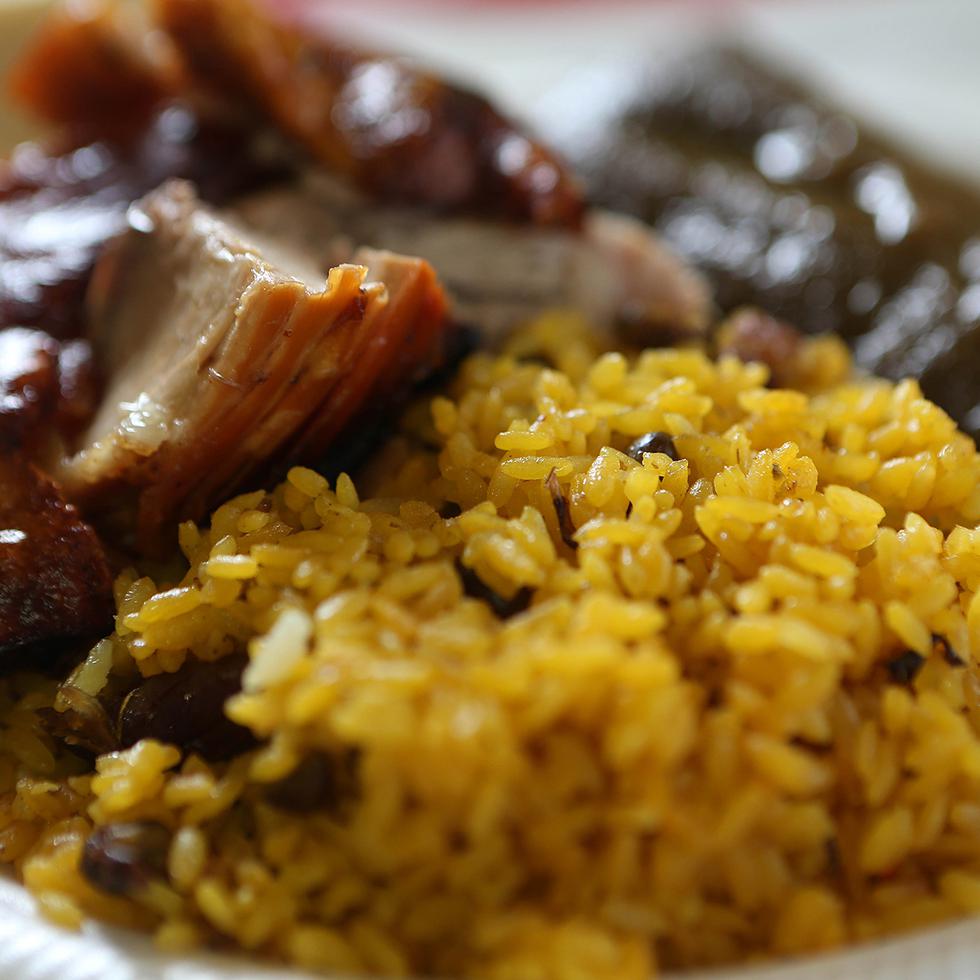El arroz es uno de los alimentos más consumidos en la isla. Aquí, uno de los platos preferidos por los boricuas: arroz con gandules con pernil y pastel.