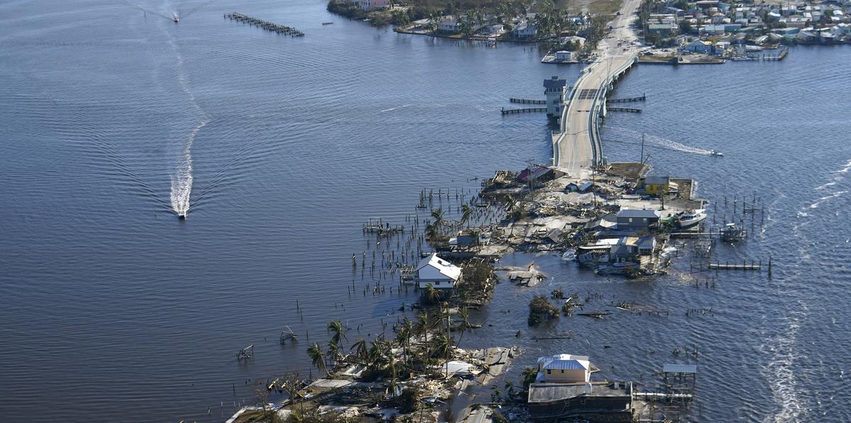 El puente que va de Fort Myers a Pine Island, Florida, sufrió graves daños después del huracán Ian.