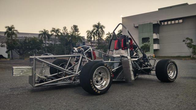 “Es un proyecto bien retante”: estudiantes puertorriqueños construyen un carro de fórmula y competirán en Estados Unidos ante otras universidades  