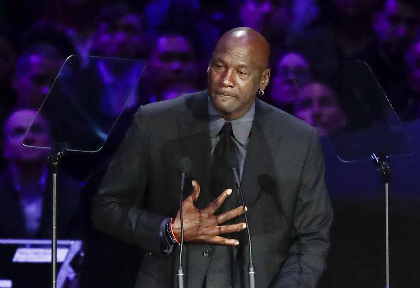 Michael Jordan durante su discurso en la actividad que rindió homenaje al fallecido  Kobe Bryant en el Staples Center el pasado febrero. (AP)