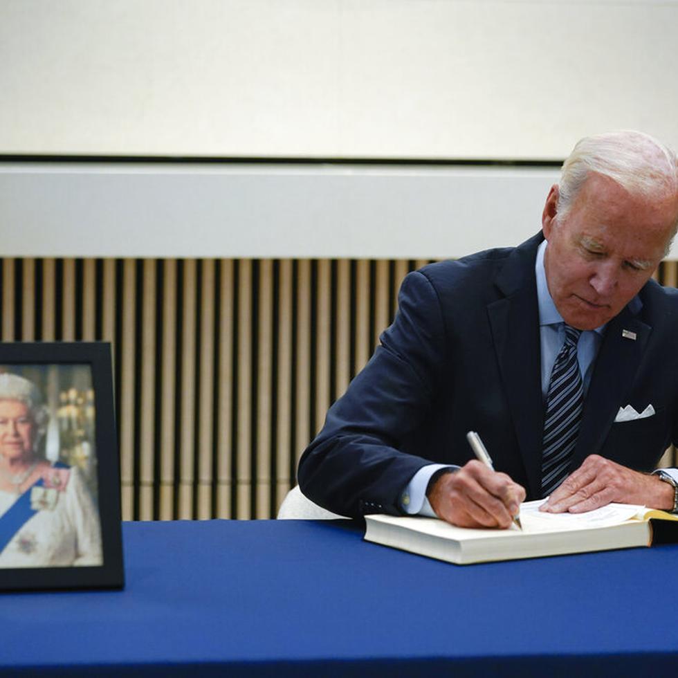 Biden y la primera dama, Jill, visitaron ayer la Embajada británica en Washington para ofrecer sus condolencias y, en un comunicado conjunto.