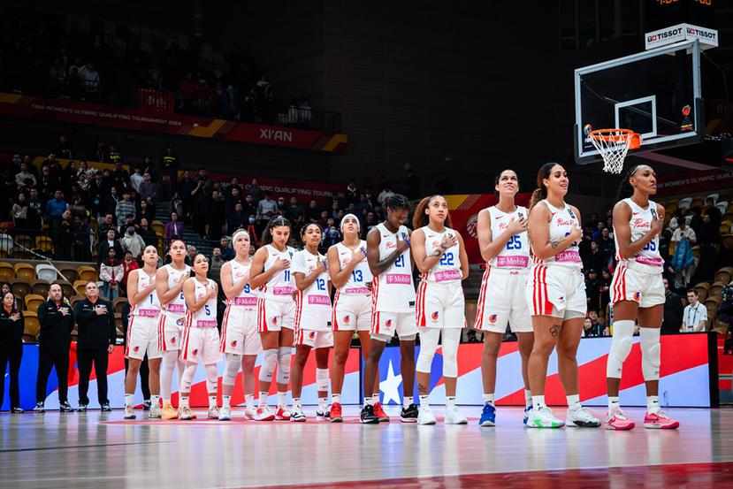 La Selección Nacional femenina durante la entonación de los himnos previo al partido en la ciudad de Xian, en China.