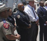 El jefe de policía del distrito escolar de Uvalde, Pete Arredondo, tercero de izquierda a derecha, durante una conferencia de prensa a las afueras de la Escuela Primaria Robb, el jueves 26 de mayo de 2022, en Uvalde, Texas.