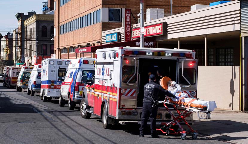 Paramédicos llevan pacientes a un hospital de Nueva York. (Agencia EFE)