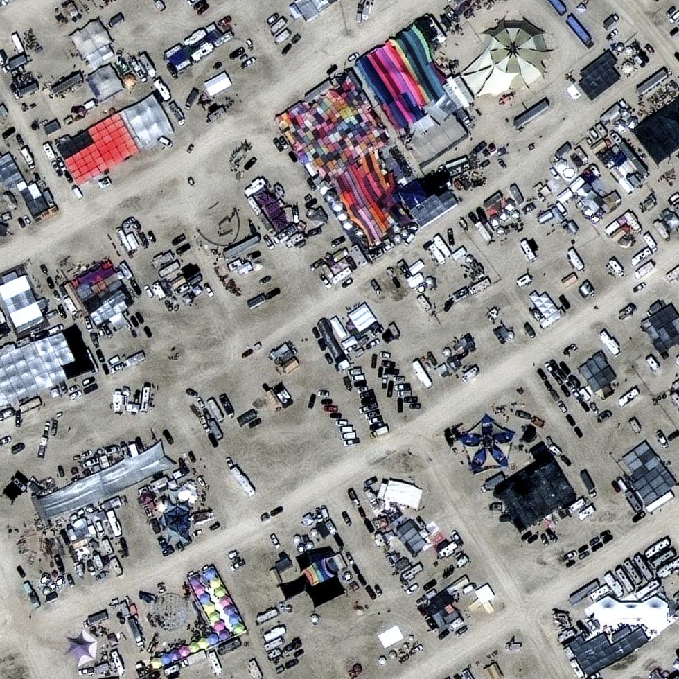 En esta imagen satelital proporcionada por Maxar Technologies se ofrece una toma aérea del festival Burning Man en Black Rock, Nevada, el domingo 27 de agosto de 2023.