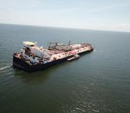 Nabarima, un buque venezolano de almacenamiento de crudo a medio hundirse, en la Península de Paria (Venezuela).
