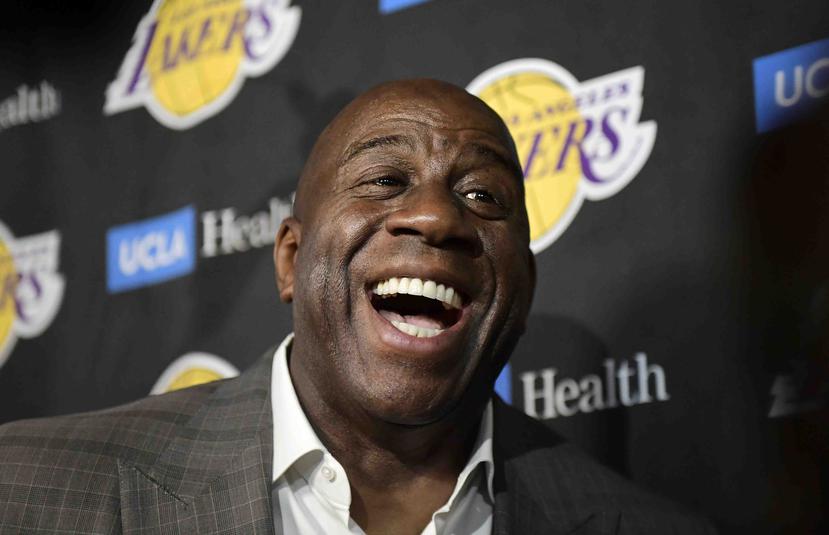 Magic Johnson renunció a la presidencia de los Lakers al finalizar la temporada. (AP)