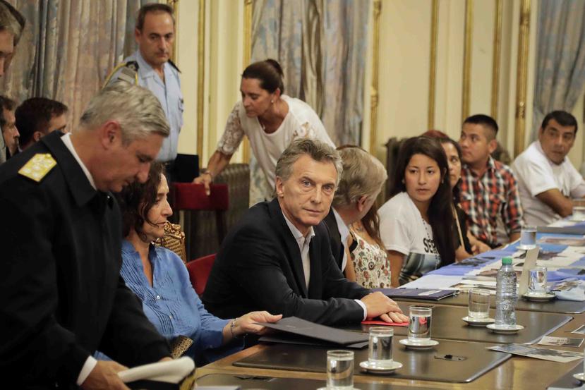 El presidente argentino Mauricio Macri en una reunión con familiares de la tripulación perdida. (AP)