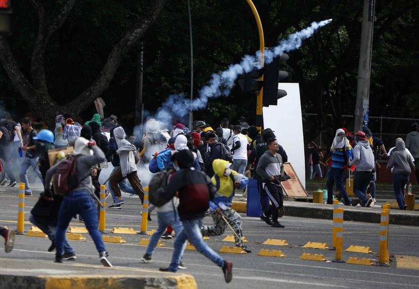 Grupos de manifestantes se enfrentan a la Policía y al Escuadrón Móvil Antidisturbios (ESMAD), en Bogotá. (EFE).