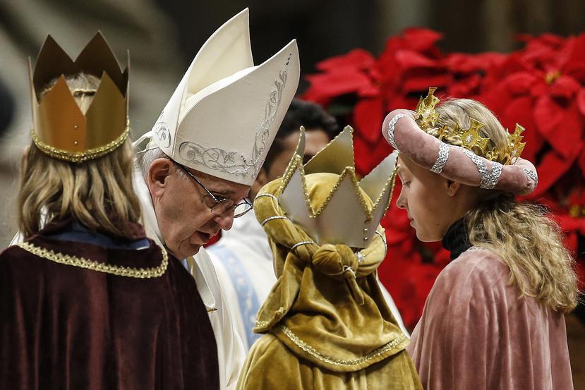 El papa Francisco saluda a tres jovencitas vestidas como los Reyes Magos durante la misa del Año Nuevo. (EFE/EPA/FABIO FRUSTACI)