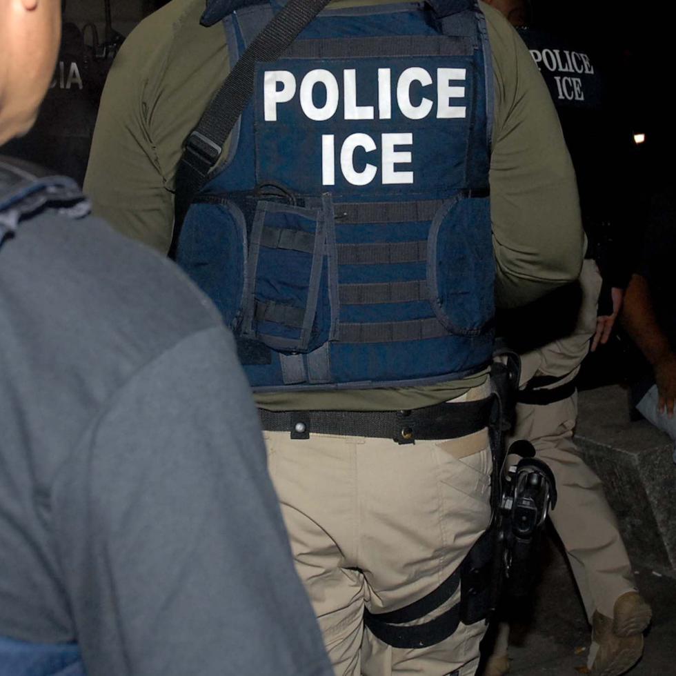 Imagen de archivo de agentes del Servicio de Inmigración y Control de Aduanas (ICE, en inglés).