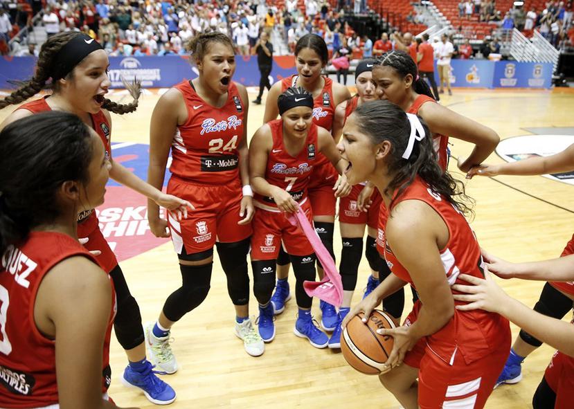 Las integrantes de Puerto Rico festejan el triunfo ante República Dominicana en las semifinales. (Suministrada / FIBA)