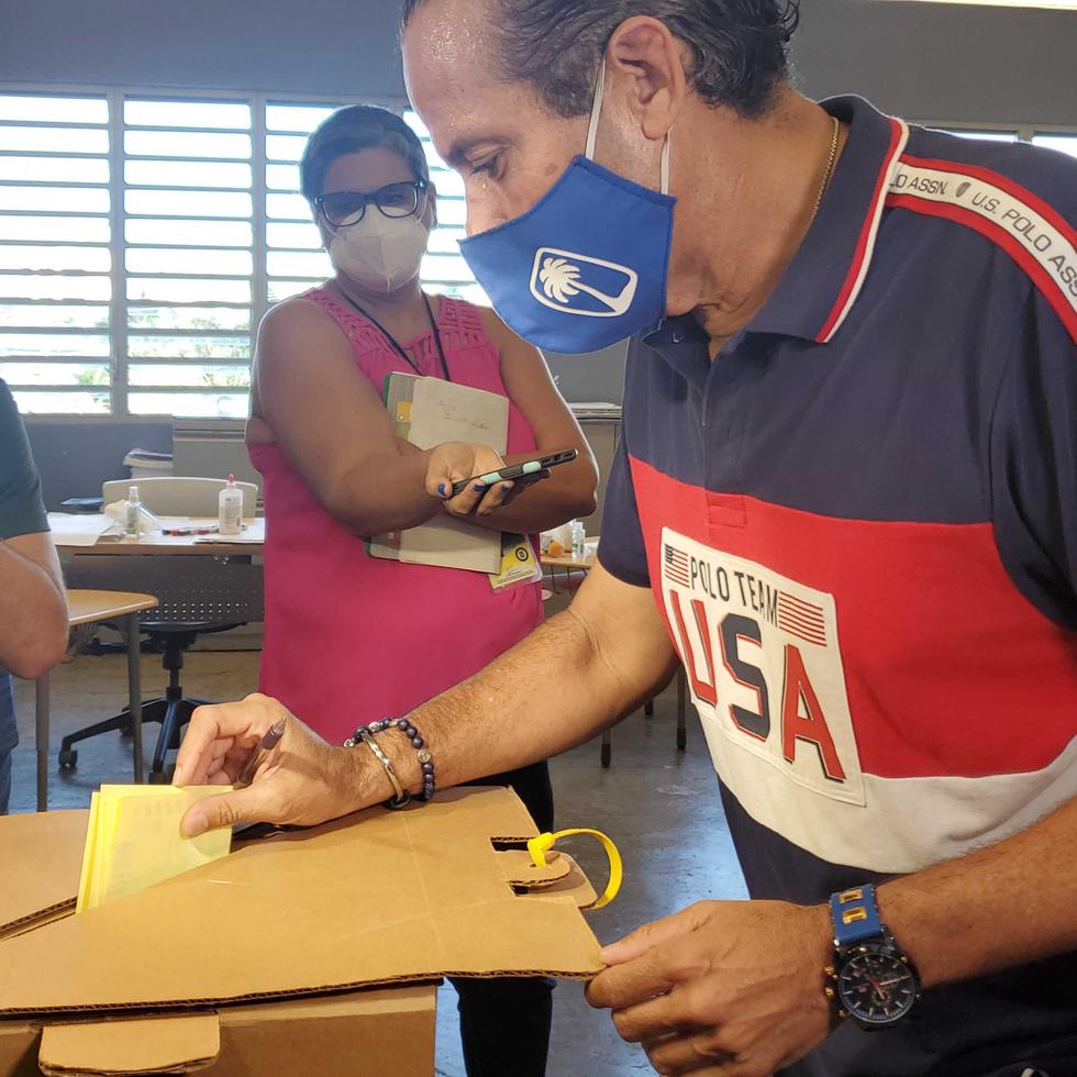 El representante Jorge "Georgie" Navarro vota en la elección especial de Guaynabo. El representante piensa que tiene probabilidades de salir electo por nominación directa.