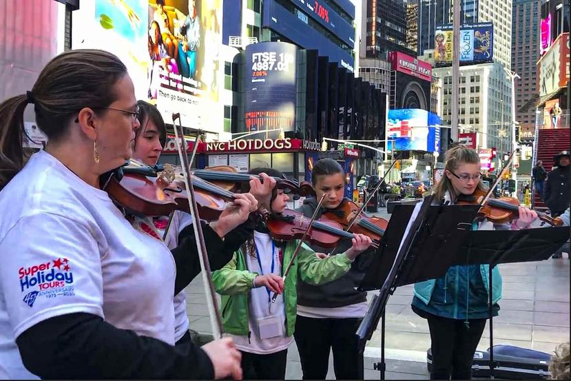Estudiantes de la ciudad de Oregon hicieron un recital en las calles de Times Square.