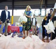 La primera dama estadounidense, Jill Biden, empacó suministros para los damnificados por el huracán Fiona.