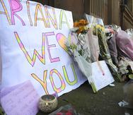 Flores en la esquina de Santa Ana, en recuerdo de las víctimas del atentado en la Manchester Arena, el 23 de mayo de 2017, tras el concierto de Ariana Grande. El ataque del 22 de mayo de 2017 dejó 22 personas muertas. (AP Foto/Rui Vieira, File)