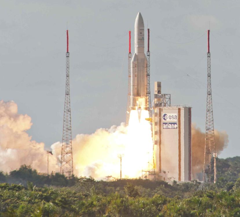 El cohete Vega de 98 pies (30 metros) de alto, y de fabricación italiana, intentará llevar al espacio un total de 53 satélites, según informó la Agencia Espacial Europea (ESA). (EFE)