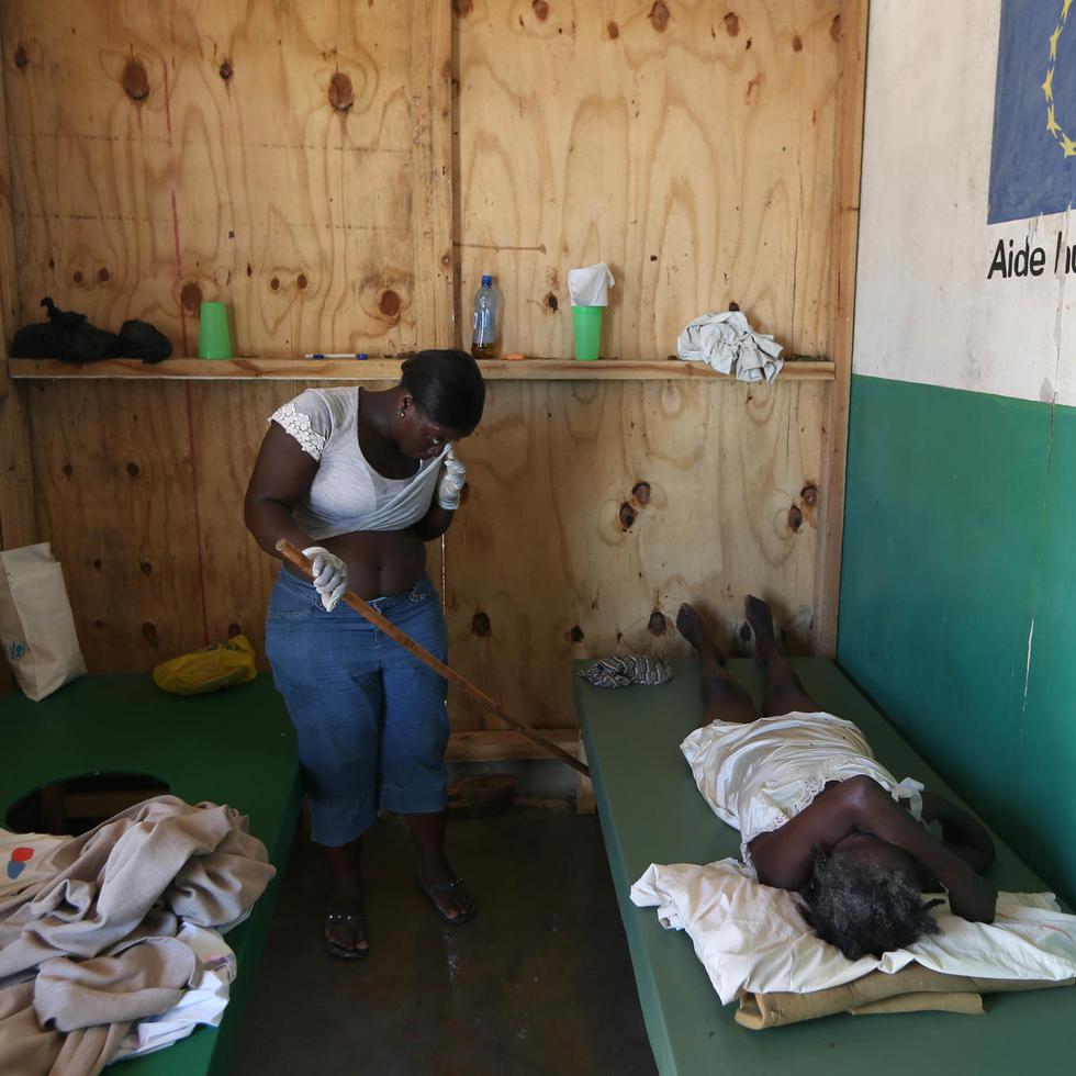 Personas con síntomas de cólera reciben atención médica en el hospital Saint Antoine, en una fotografía de archivo.