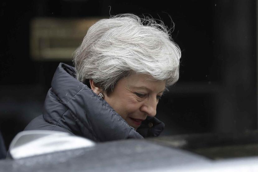 La primera ministra británica, Theresa May, sale del 10 de Downing Street en Londres para asistir a una sesión de preguntas al primer ministro en el Parlamento británico, el miércoles 8 de mayo de 2019. (AP / Matt Dunham)